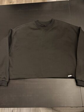 SUMWON Cropped Oversized Graphic Sweatshirt in Black